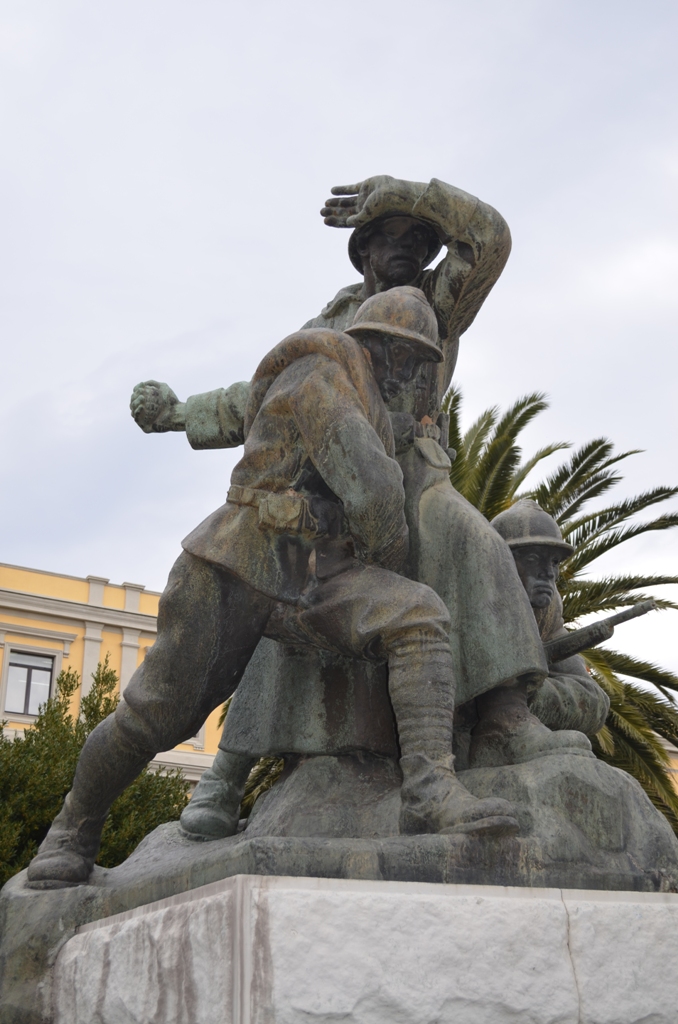 Figure di soldati in battaglia (monumento ai caduti) di Guerrisi Michele (secondo quarto XX)