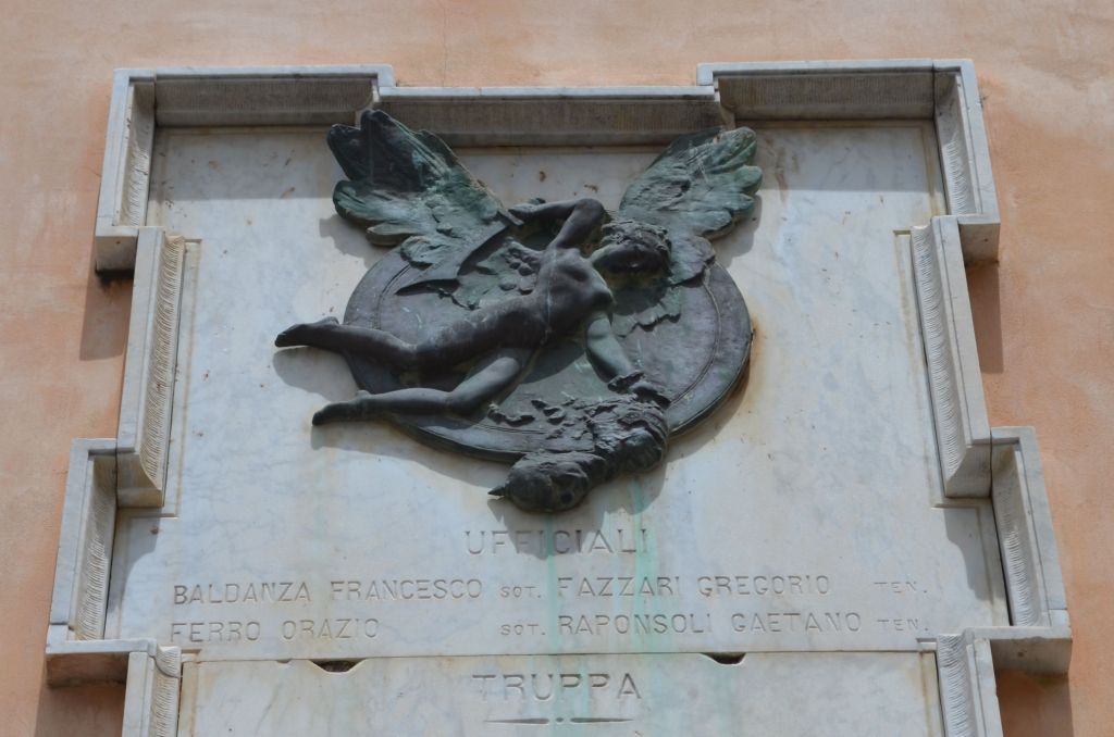 allegoria della Vittoria (lapide commemorativa ai caduti) di Jerace Vincenzo (primo quarto XX)