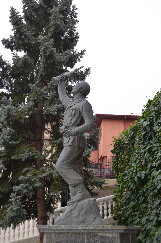 figura di soldato: fante (monumento ai caduti - ad ara) - produzione Italia centro-settentrionale, ambito Italia meridionale (ultimo quarto XX)