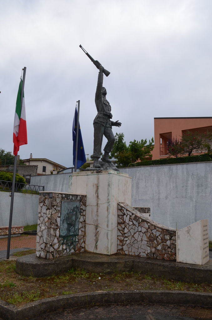 Figura di soldato: fante, Figura di soldato in combattimento (monumento ai caduti) - ambito Italia meridionale (ultimo quarto XX)