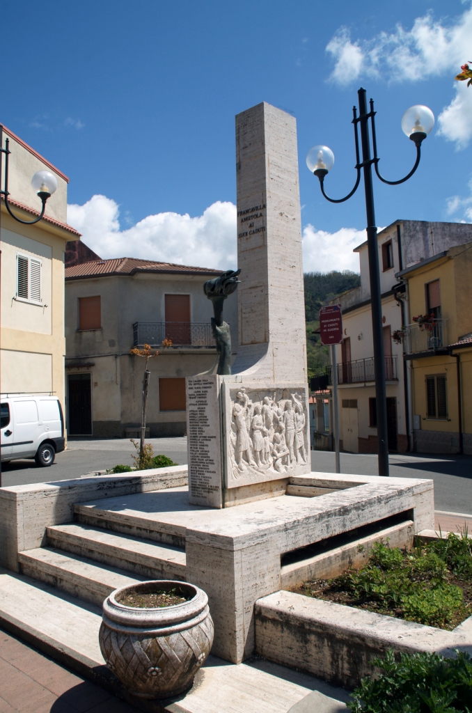 allegoria della Vittoria, scene di guerra, allegoria della pace (monumento ai caduti - a stele) - ambito Italia centro-meridionale (terzo quarto XX)