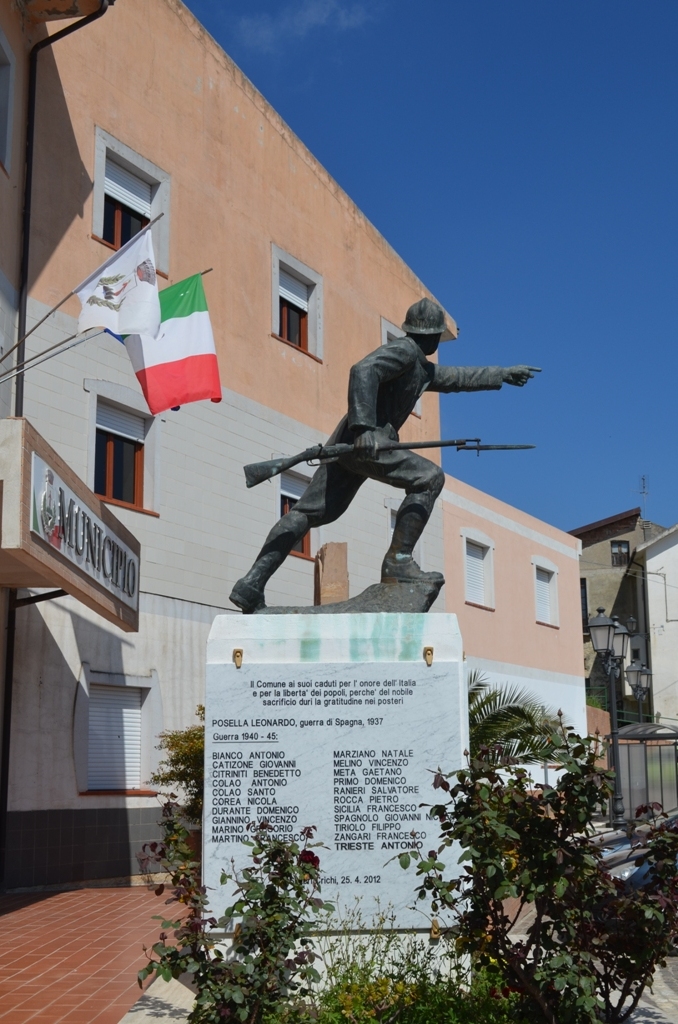 figura di soldato in combattimento (monumento ai caduti - a cippo) di Rito Giuseppe (seconda metà XX)