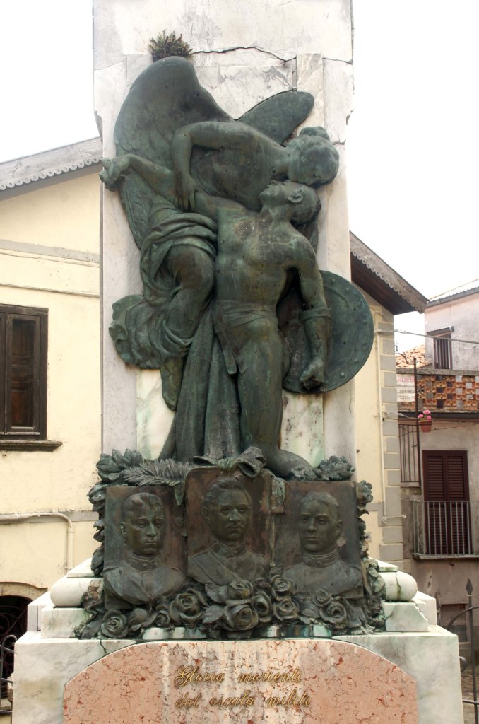 allegoria della morte del soldato (monumento ai caduti - a stele) di Romeo Vincenzo (primo quarto XX)
