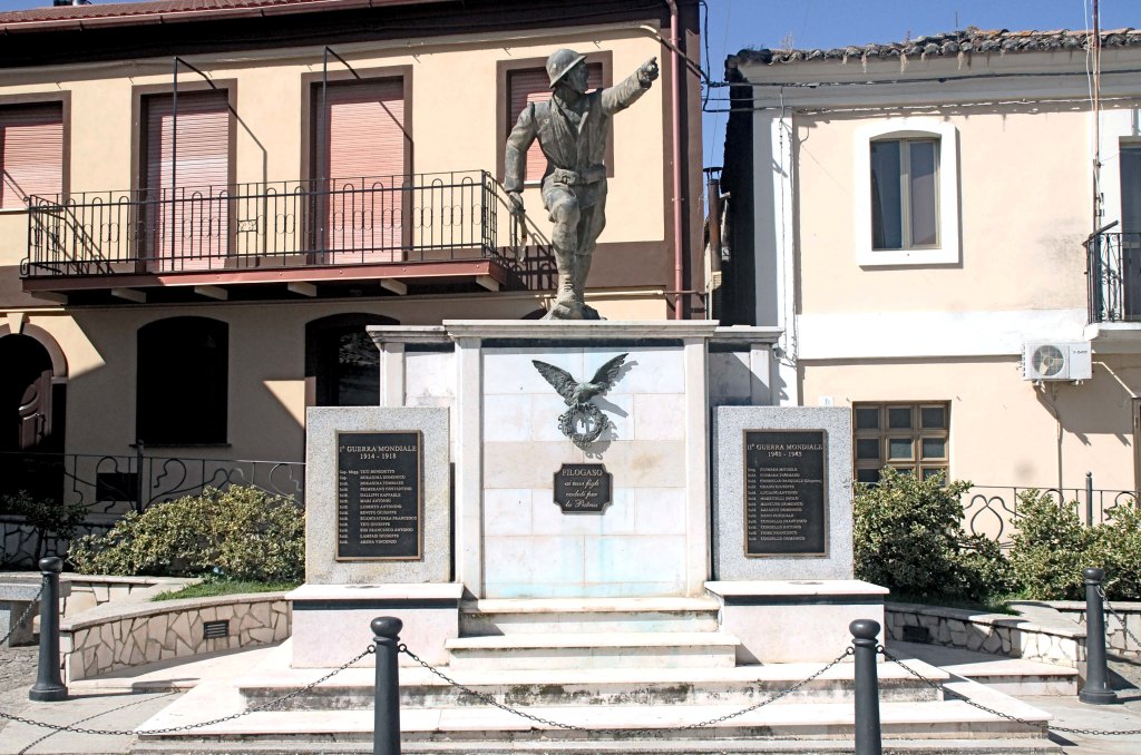 figura di soldato in combattimento (monumento ai caduti) - ambito Italia centro-meridionale (seconda metà XX)