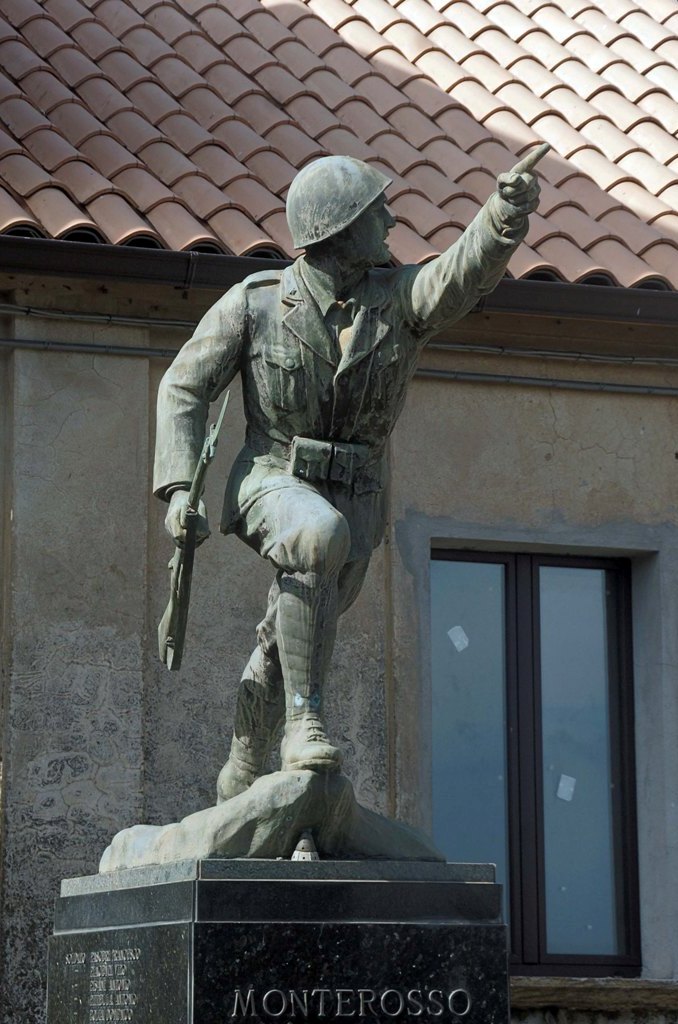 figura di soldato in combattimento (monumento ai caduti - a cippo) di Ciocchetti Giuseppe (terzo quarto XX)