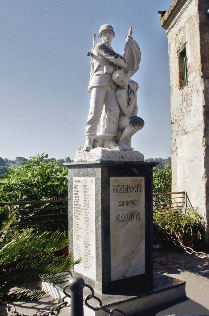 allegoria del sacrificio del soldato per la Patria (monumento ai caduti - a cippo) di Pelletti Mario (terzo quarto XX)
