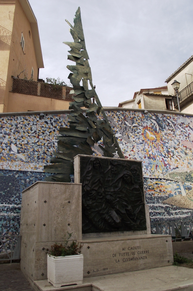 allegoria della Pace come colomba, compianto delle donne al sepolcro (monumento ai caduti) di Baccelli Cesare (ultimo quarto XX)