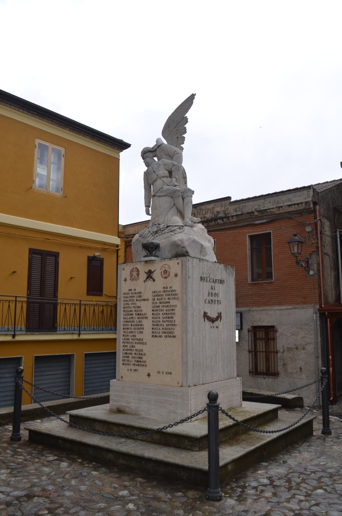 Allegoria della morte del soldato (monumento ai caduti - a cippo) di Ciocchetti Giuseppe (attribuito) (seconda metà XX)
