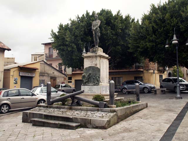 allegoria del soldato come eroe antico, scena di battaglia (monumento ai caduti - a cippo) di Sindoni Turillo (secondo quarto sec. XX)