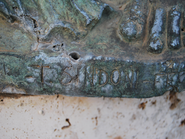 allegoria della Vittoria come donna vestita all'antica (monumento ai caduti - a lapide) di Sindoni Turillo - ambito romano (secondo quarto sec. XX)