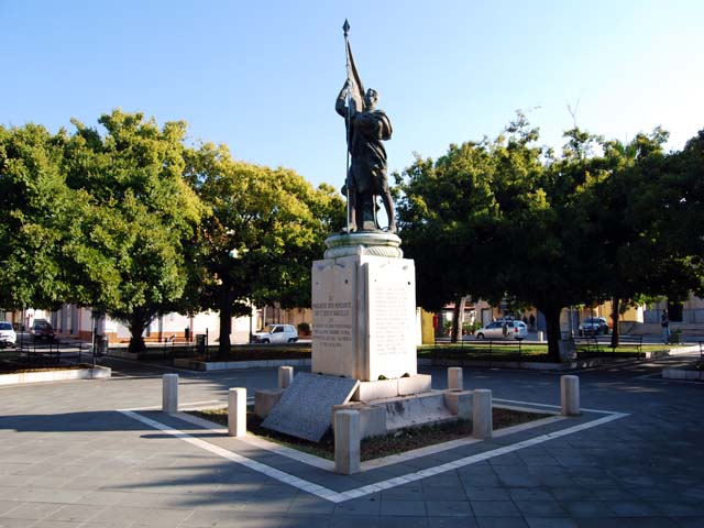 Monumento al Marchese Vito Nunziante Sottotenente di vascello e ai caduti, figura di soldato (monumento ai caduti - a cippo) di Jerace Francesco (secondo quarto sec. XX)