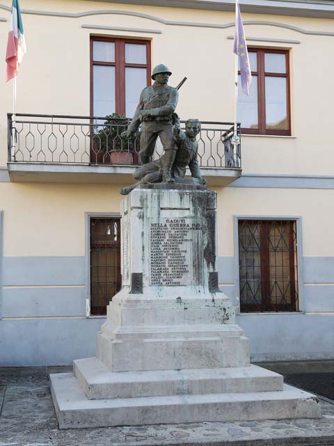 figure di soldato in combattimento (monumento ai caduti - a cippo) di Barca Albano Concesso (secondo quarto sec. XX)