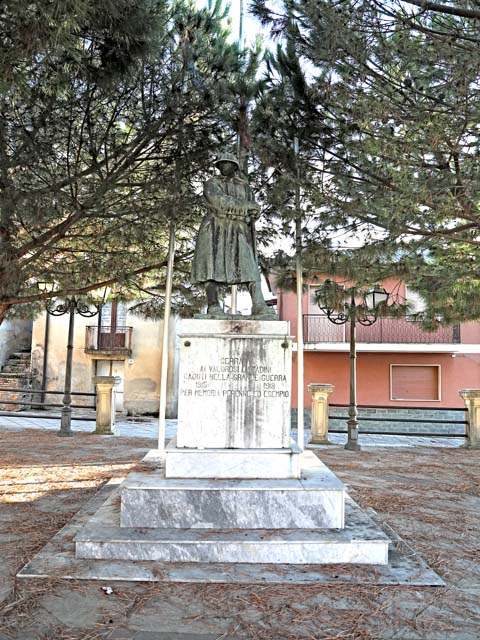 figura di soldato: fante (monumento ai caduti - a cippo) di Guerrisi Michele (primo quarto sec. XX)