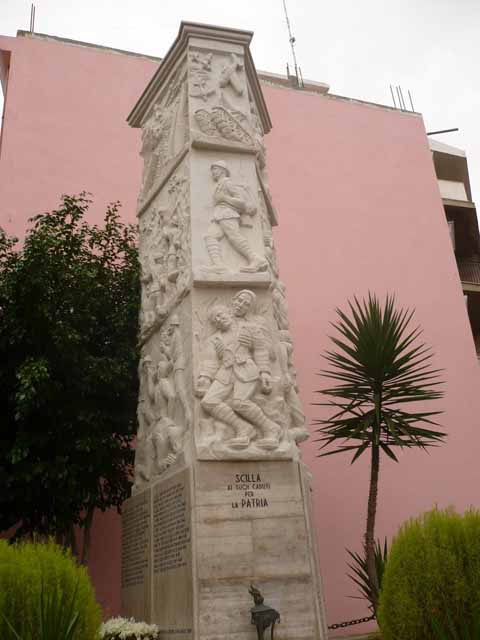 figura di soldato in combattimento, scene di battaglia, morte del soldato (monumento ai caduti - a pilo) di Pirrotta Carmine (terzo quarto sec. XX)