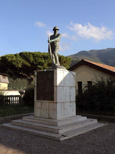 figura di soldato: fante (monumento ai caduti - a cippo) di Guerrisi Michele, Fonderia Laganà (secondo quarto, secondo quarto sec. XX, sec. XX)