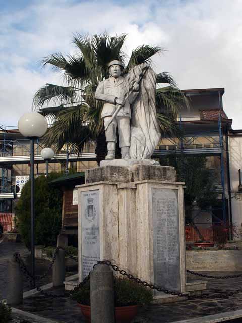 figura di soldato che porta la bandiera (monumento ai caduti - a cippo) di Corica Giuseppe (fine sec. XX)