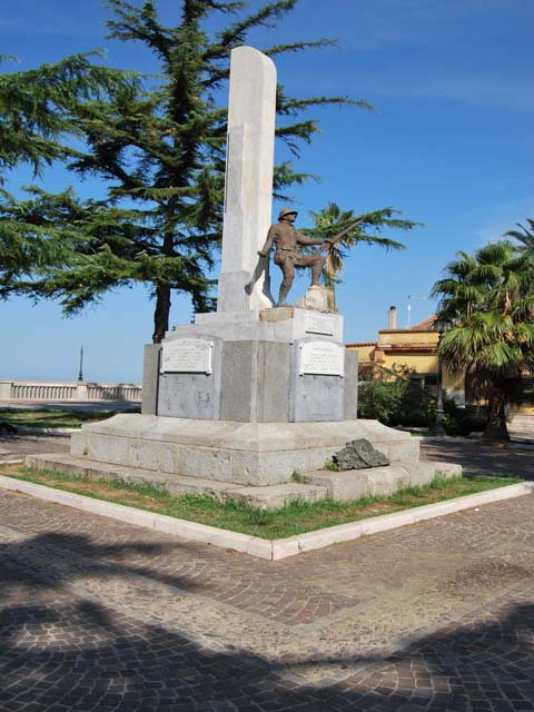 figura di soldato in combattimento (monumento ai caduti - a stele) - ambito calabrese (terzo quarto sec. XX)