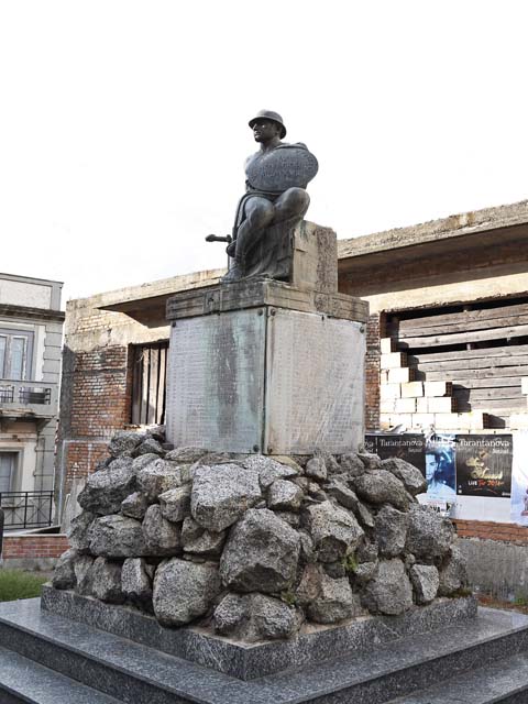 figura di soldato come eroe antico (monumento ai caduti - a cippo) di Barca Albano Concesso (secondo quarto, metà sec. XX, sec. XX)