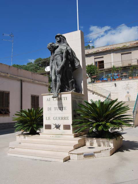 compianto delle donne al sepolcro (monumento ai caduti - a cippo) - ambito calabrese (ultimo quarto sec. XX)