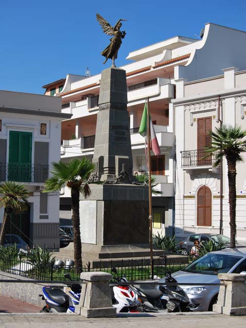 allegoria della Vittoria (monumento ai caduti - ad obelisco) di Puchetti Vincenzo (prima metà sec. XX)