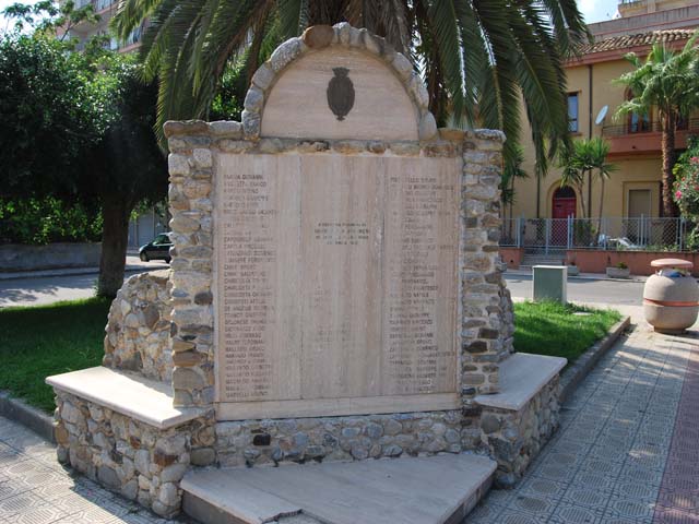 allegoria della Vittoria (monumento ai caduti - a lapide) di Frascà Domenico (inizio sec. XXI)