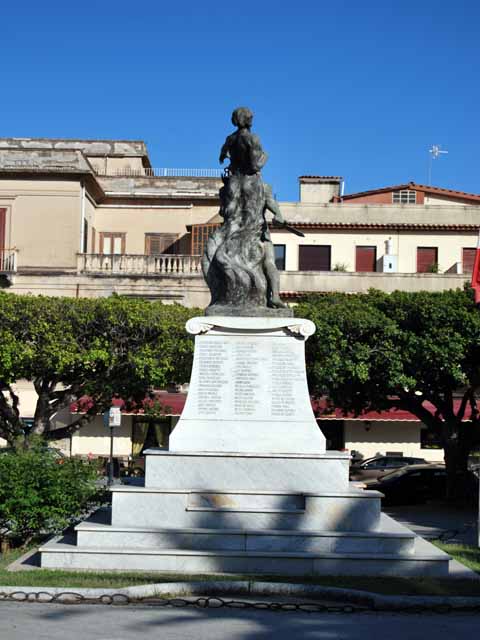 allegoria del sacrificio del soldato per la Patria, allegoria del soldato come eroe antico (monumento ai caduti - a cippo) di Guerrisi Michele (primo quarto sec. XX)