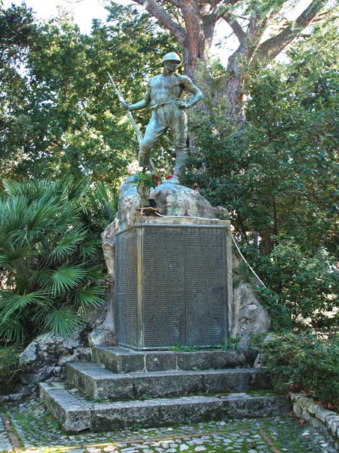 Fante in vedetta, figura di soldato: fante (monumento ai caduti - a cippo) di Guerrisi Michele - bottega napoletana (primo quarto sec. XX)