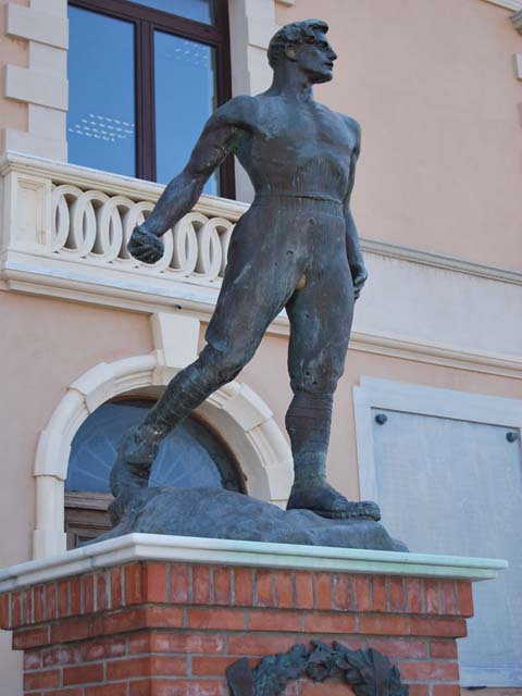 figura di soldato in combattimento (monumento ai caduti - a cippo) di Ciocchetti Giuseppe (laboratorio) - ambito romano (terzo quarto sec. XX)