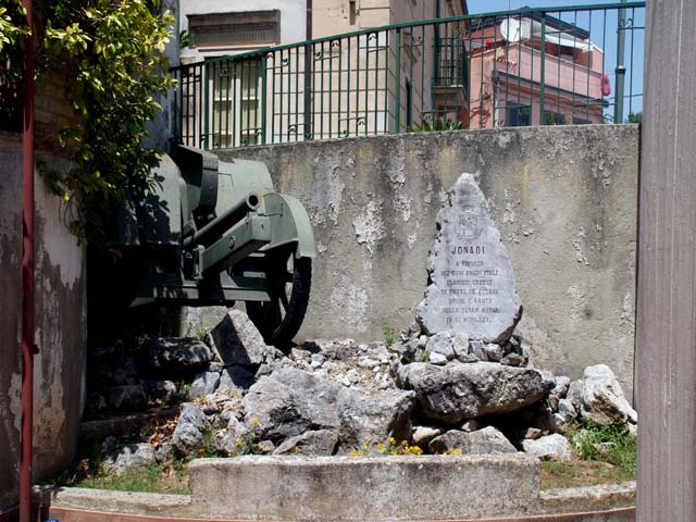 stemma comunale (monumento ai caduti - a stele) - ambito calabrese (ultimo quarto sec. XX)