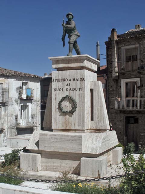 figura di soldato in combattimento (monumento ai caduti - a cippo) - ambito calabrese (seconda metà sec. XX)