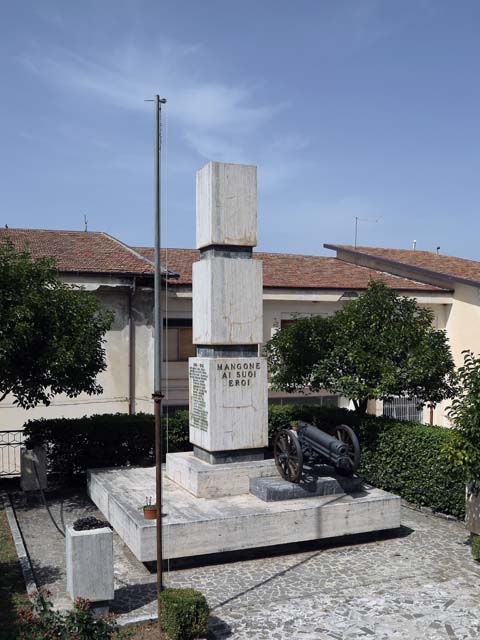 monumento ai caduti - a basamento - ambito calabrese (seconda metà sec. XX)