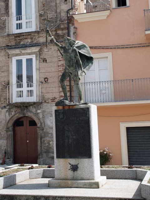 allegoria del soldato come eroe antico (monumento ai caduti - a cippo) - ambito calabrese (seconda metà sec. XX)