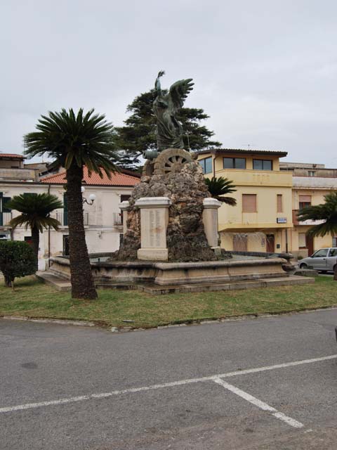 La Bellona, allegoria della Vittoria (monumento ai caduti - a fontana) di Jerace Francesco (secondo quarto sec. XX)