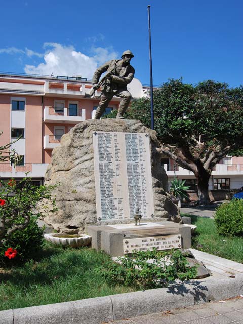 figura di soldato in combattimento (monumento ai caduti - a montagna figurata) di Parlato Michelangelo (secondo quarto sec. XX)