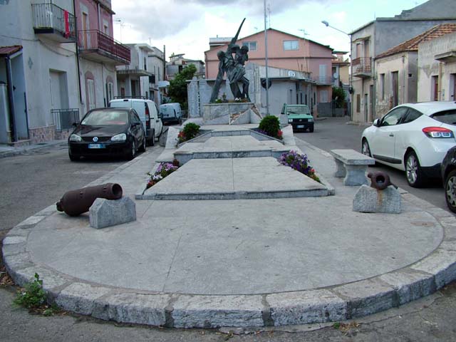 morte del soldato (monumento ai caduti - ad emiciclo) di Amelio Silvio - ambito laziale (ultimo quarto sec. XX)