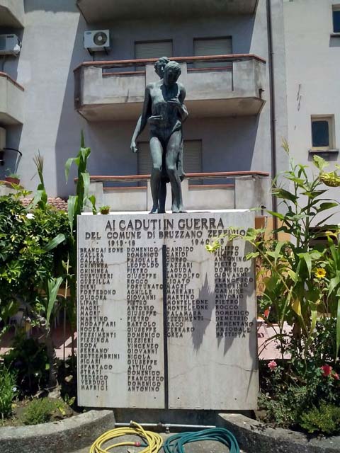 Compianto delle donne al sepolcro (monumento ai caduti - a cippo) di La Seta Rosario - ambito calabrese (ultimo quarto sec. XX)