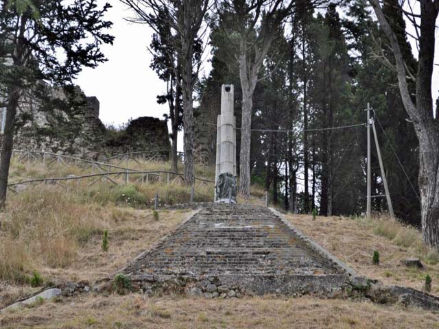 Monumento Faro votivo, allegoria della vittoria come donna armata, figura di soldato in combattimento, morte del soldato (monumento ai caduti - a colonna) di Longo Fortunato - ambito Italia meridionale (secondo quarto sec. XX)