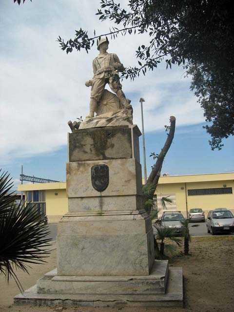 figura di soldato in combattimento (monumento ai caduti - a cippo) - ambito calabrese (secondo quarto sec. XX)