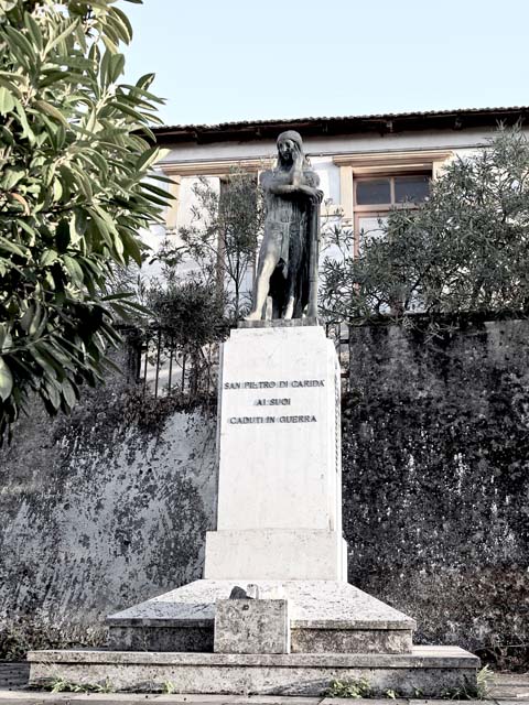 Meditazione, figura maschile (monumento ai caduti - a cippo) di Ciocchetti Giuseppe (terzo quarto sec. XX)