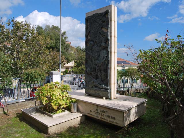 figure di soldato in combattimento, compianto delle donne al sepolcro, morte del soldato (monumento ai caduti - a stele) di Correale Giuseppe (ultimo quarto sec. XX)