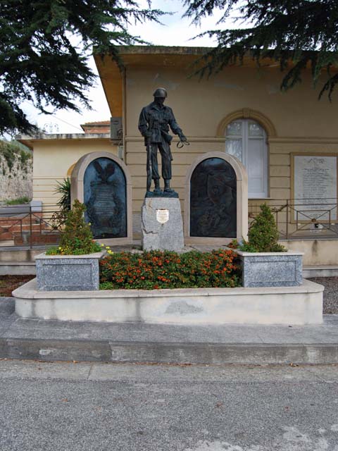 figura di soldato, scena di battaglia, allegoria della Vittoria come aquila (monumento ai caduti) di Nesci Francesco (inizio sec. XXI)