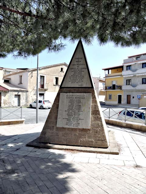 monumento ai caduti - a piramide - ambito calabrese (inizio sec. XXI)