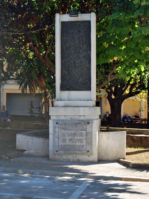 allegoria della morte del soldato (monumento ai caduti - a stele) di Custureri Antonio (ultimo quarto sec. XX)