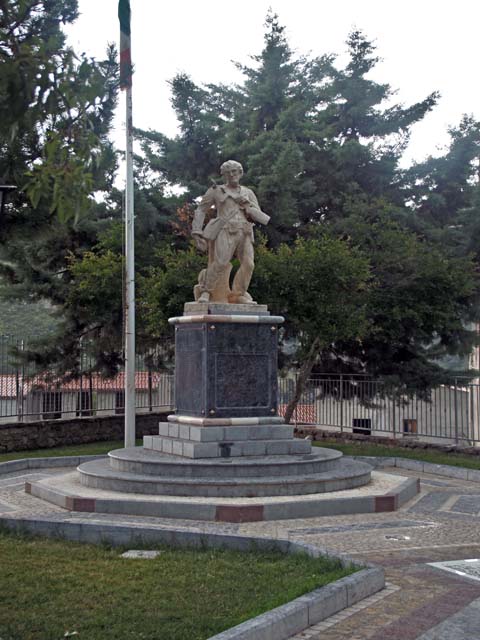 figura di soldato (monumento ai caduti - a cippo) - ambito calabrese (primo quarto sec. XXI)