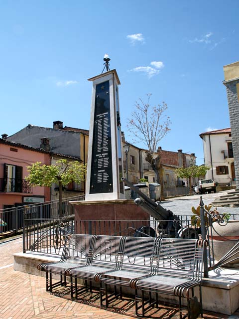 elementi decorativi con elmo, pugnale e ramo di alloro (monumento ai caduti - ad obelisco) - ambito calabrese (seconda metà sec. XX)