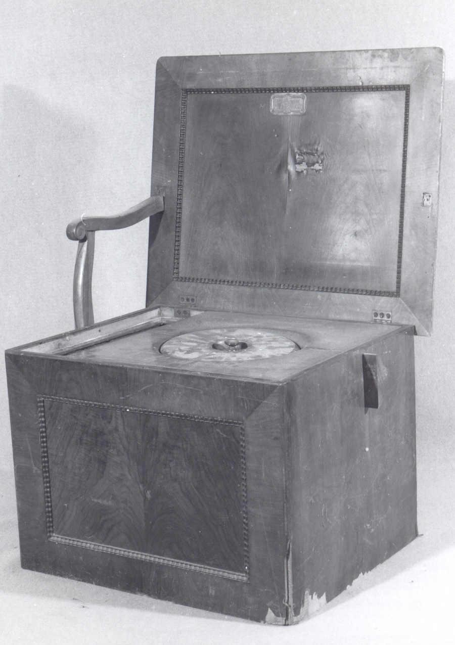 sedile atto a contenere il vaso da notte (seggetta) - ambito europeo (seconda metà sec. XIX)