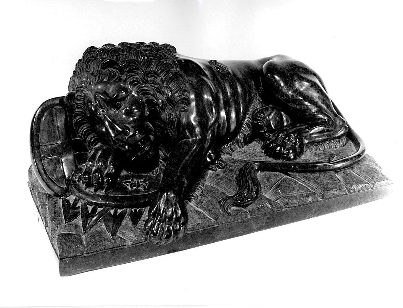 leone ferito accovacciato a terra sopra due scudi e lance (scultura, opera isolata) - ambito triestino (sec. XIX)