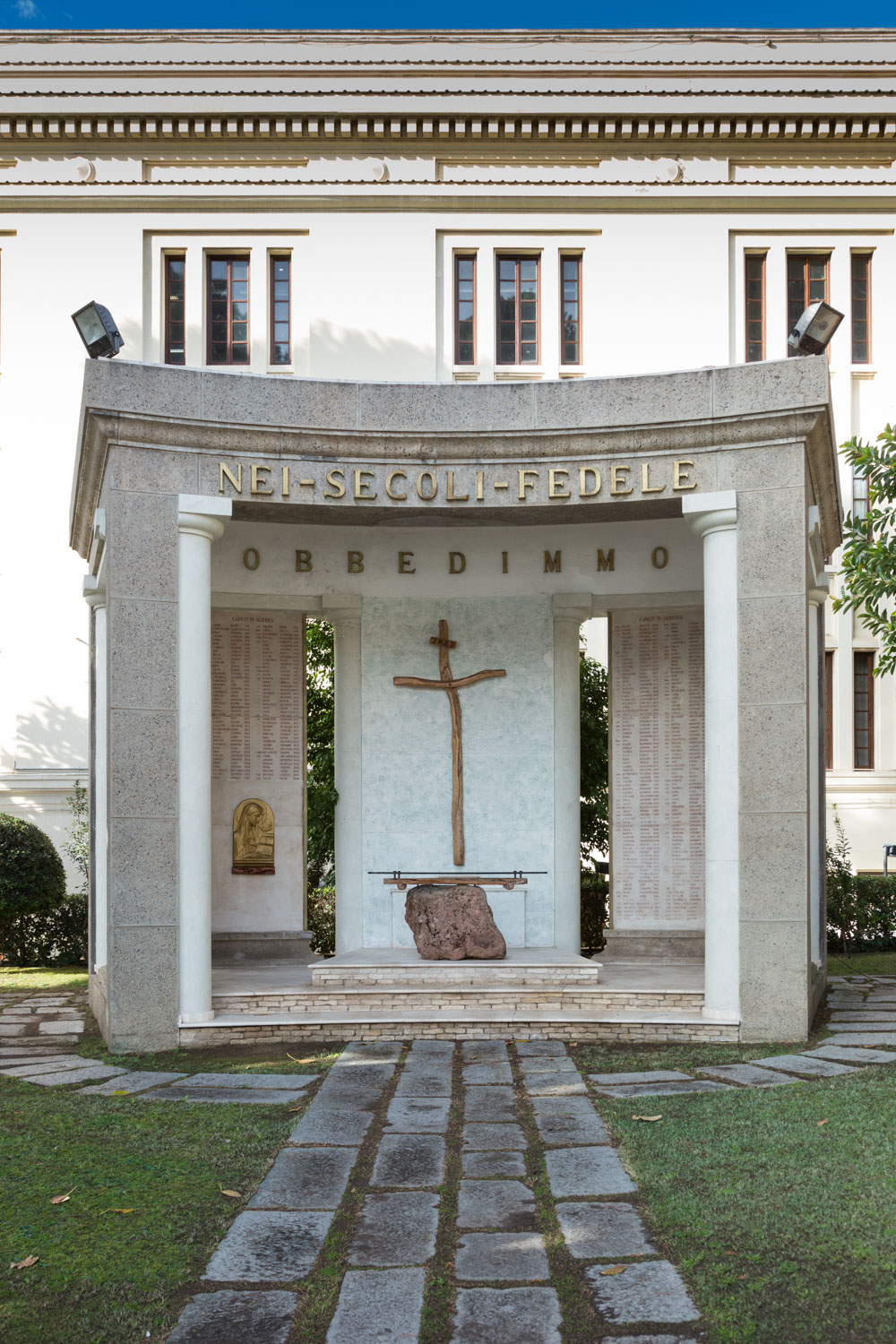 monumento ai caduti - ad emiciclo - ambito cagliaritano (terzo quarto sec. XX)