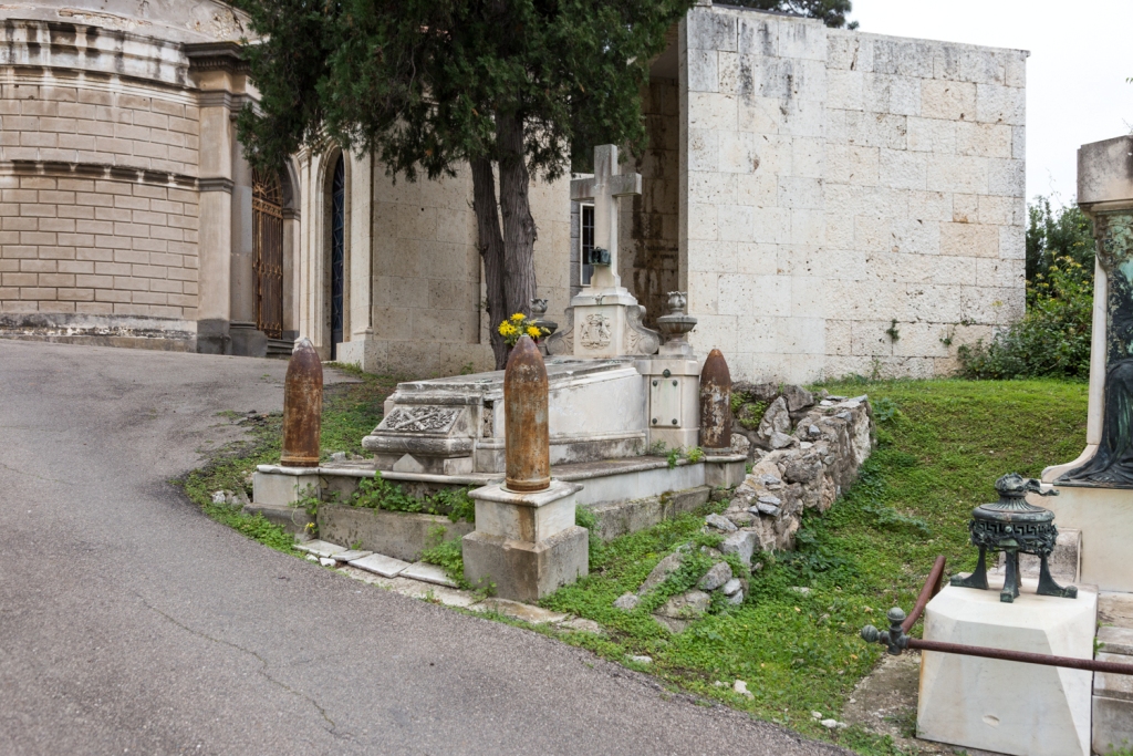 monumento in memoria di Edoardo De Magistris, soggetto assente (monumento ai caduti - ad ara) - ambito cagliaritano (sec. XX)