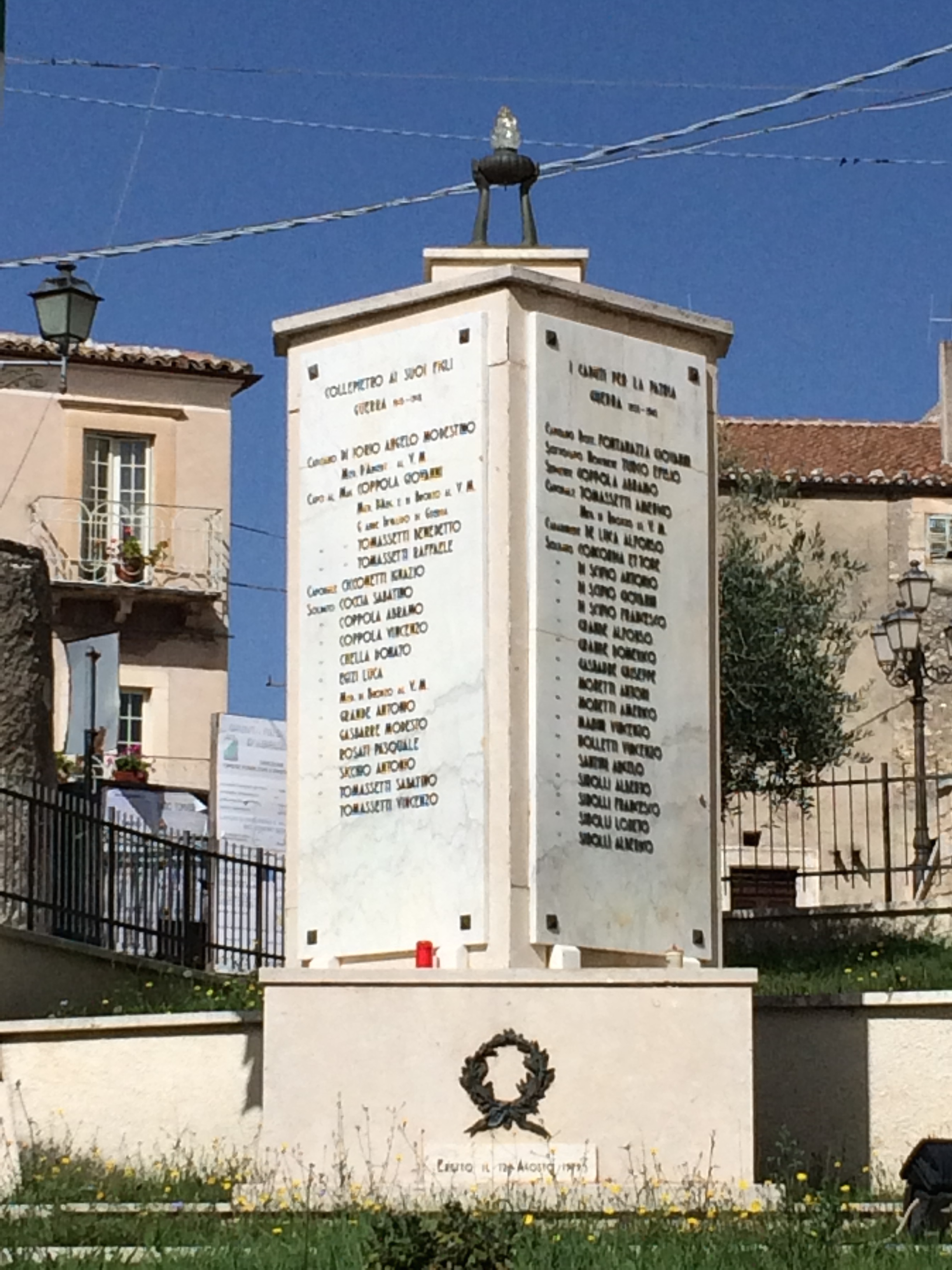 monumento ai caduti - a stele - ambito abruzzese (seconda metà XX sec)